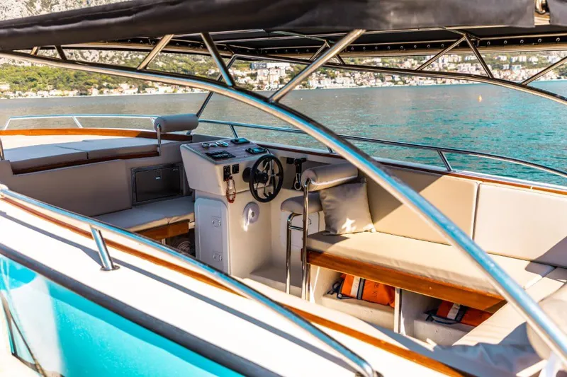 Spacious deck of the 14-passenger VIP boat with premium furnishings Spacious deck of the 14-passenger VIP boat with premium furnishings