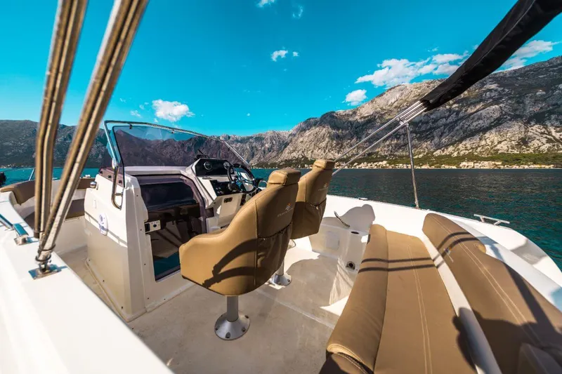 Comfortable seating and sundeck on the 8-passenger rental speedboat Comfortable seating and sundeck on the 8-passenger rental speedboat